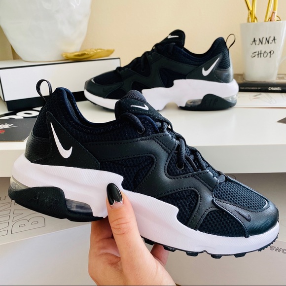 air max graviton on feet